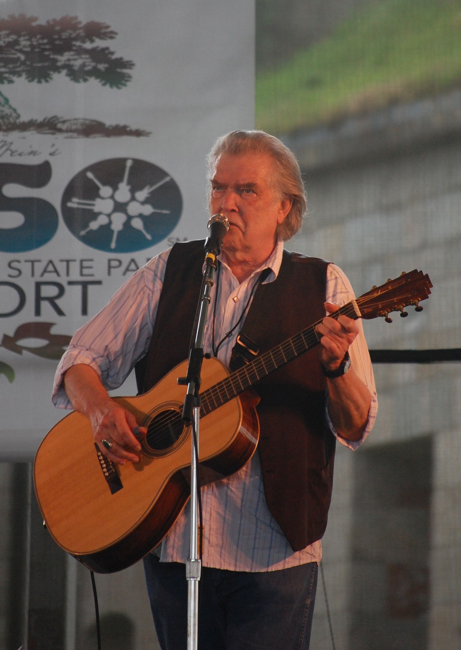 Guy_Clark_at_the_2009_Newport_Folk_Festival